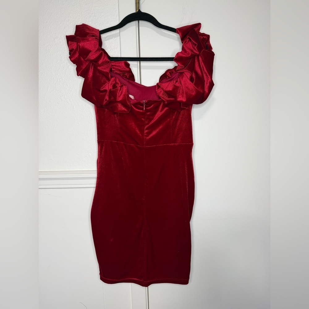 Luxxel Red Velvet Off-Shoulder Mini Dress size M new without tag - Picture 4 of 7